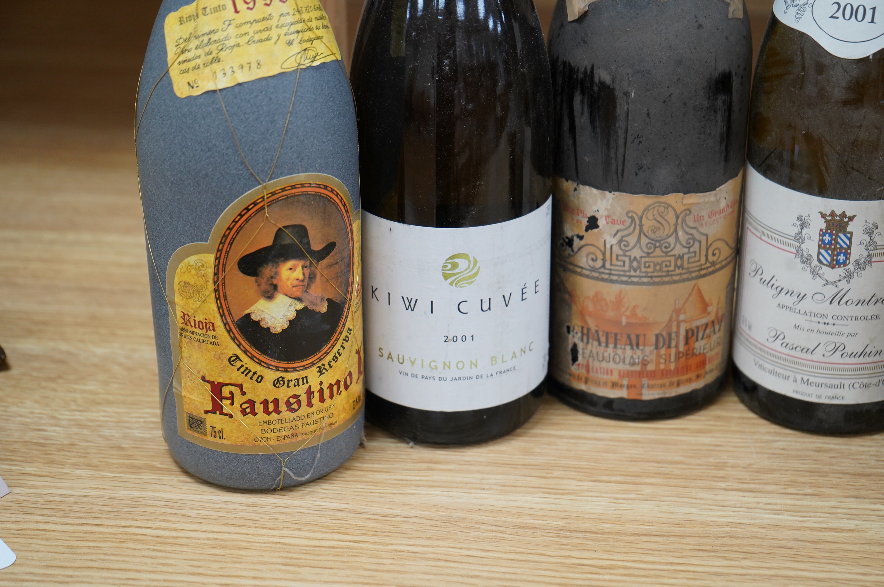 Six bottles of mixed wine to include; a bottle of Muscat, Domaine de La Trappe, a bottle of Puligny Montrachet 2001, a bottle of Chateau de Pizarro Beaujolais Superieur 1964 and two other later bottles of wine. Condition